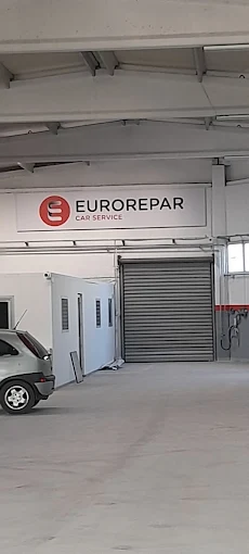 Servis içi: Eurorepar Car Service duvar tabelası, boya kabini ve bakımda olan araç